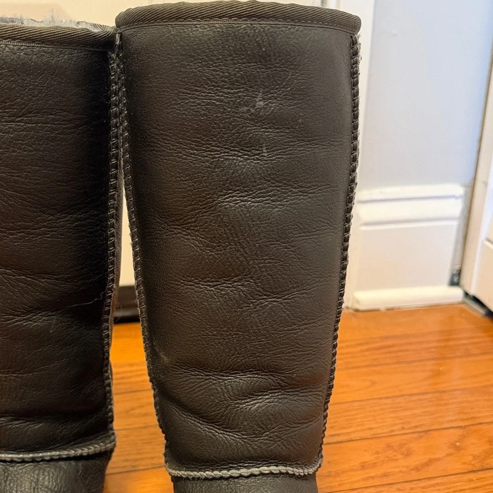 UGG Australia Classic Tall Bomber Boots Black Leather Sheepskin Lined Size 6